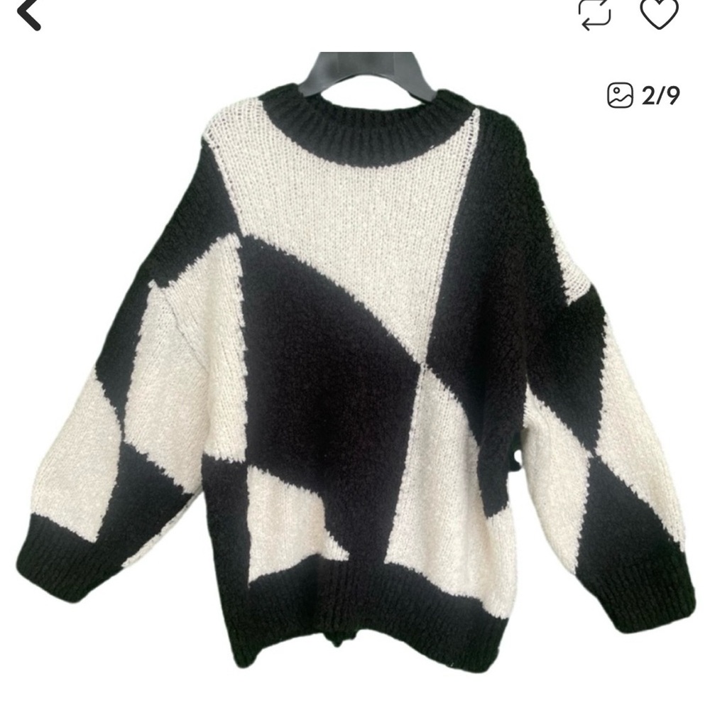 Topshop Sweater
Black and white 3/4 sleeves - Picture 2 of 7